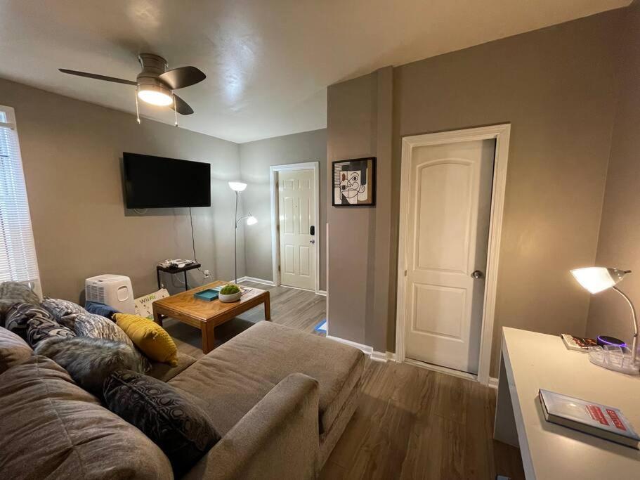 Red Line Guest House Apartment Corporate Housing Чикаго Экстерьер фото